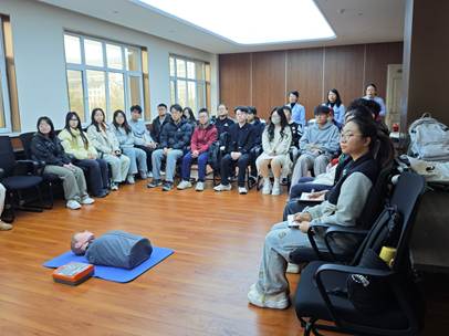 11.8支部与校医院党支部进行共建2